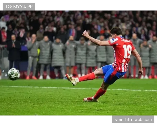 双重触球规则：重启时球员二次触球的判定与间接任意球后果