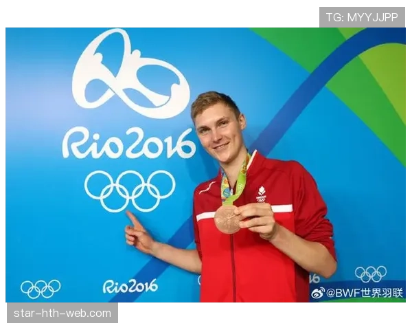 安赛龙训练完顺手拎了杯冰美式，这自律程度真的服了